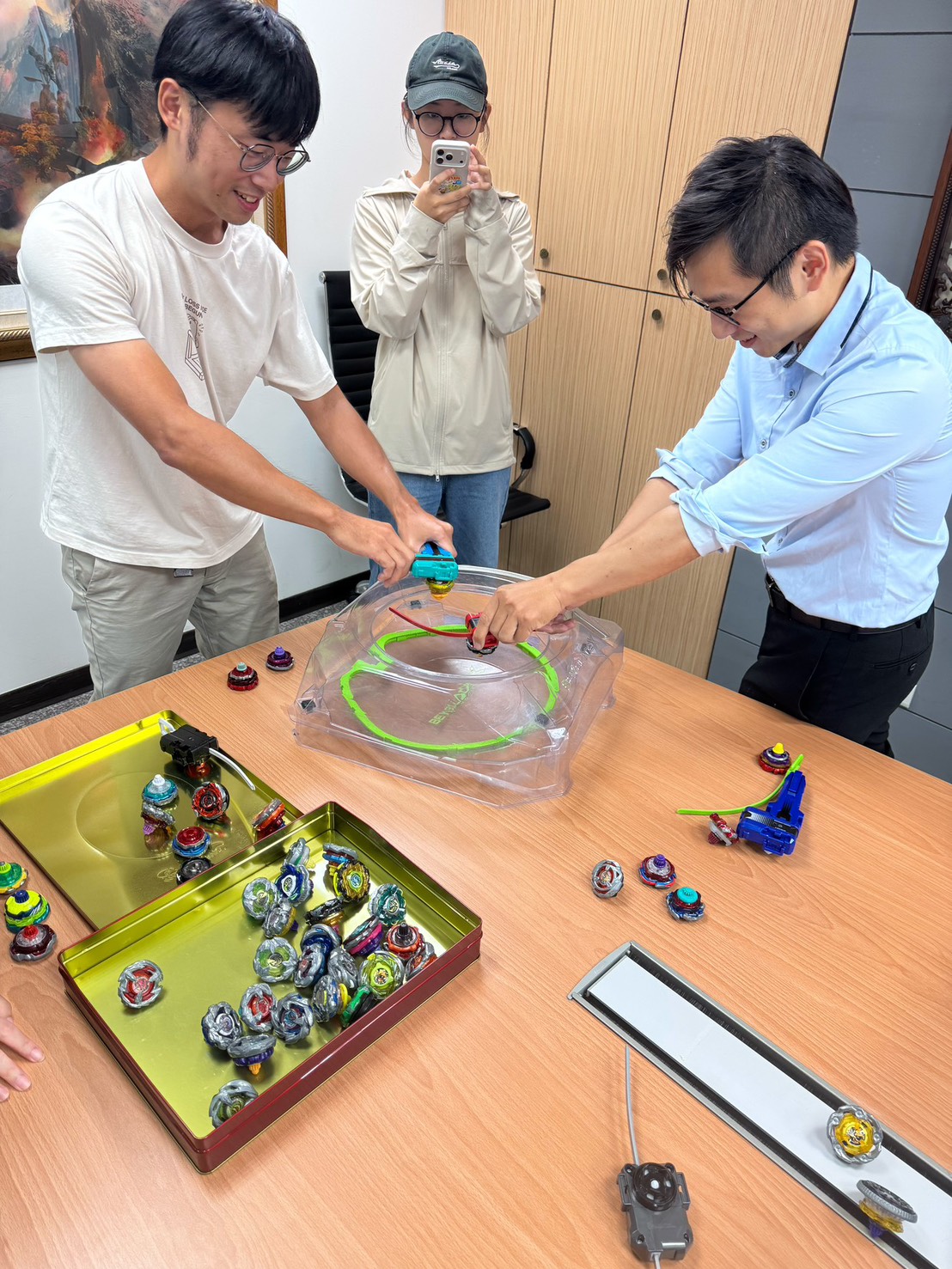 未來森活營養師阿正與同仁打陀螺，3、2、1，Go Shoot！(圖／未來森活提供)