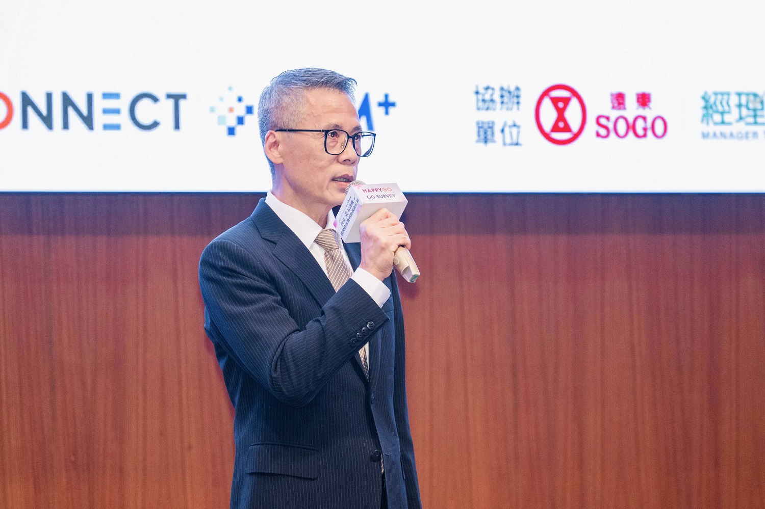 HAPPY GO鼎鼎聯合行銷總經理李明城分享期望透過市場調查與數據科技的整合,協助企業在快速變動的環境中建立更具前瞻性的決策能力,成為企業值得信賴的成長夥伴。圖/鼎鼎聯合行銷提供