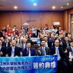 亞大與馬來西亞26所獨中校長完成合作協議簽署合影留念，規模為歷年之最。(圖/亞洲大學提供)