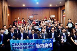 亞大與馬來西亞26所獨中校長完成合作協議簽署合影留念，規模為歷年之最。(圖/亞洲大學提供)