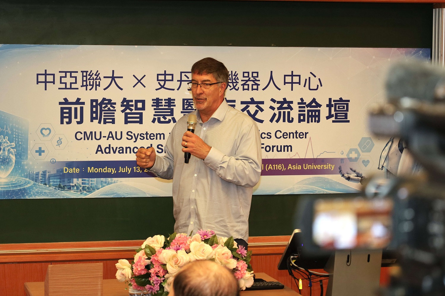Steve Cousins 博士與中亞聯大教師精采互動,深入解析醫療 AI 科技發展趨勢。(圖/亞洲大學提供)