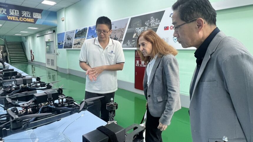 台中積極推無人機產業 葛來儀參訪漢翔航空、雷虎科技 台中積極推無人機產業 葛來儀參訪漢翔航空、雷虎科技
