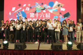 第16屆「劇集劇本創作獎」全體入圍、得獎者與頒獎者合照。(圖/文化部影視及流行音樂產業局提供)
