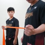 樂天桃猿訓練團隊於球隊訓練空間安排球員進行日常伸展與訓練管理，呈現職業球隊結合運動科技與系統化訓練的日常場景。圖／宸華生技提供