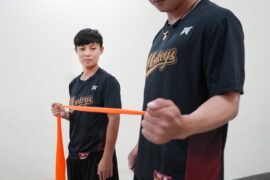樂天桃猿訓練團隊於球隊訓練空間安排球員進行日常伸展與訓練管理，呈現職業球隊結合運動科技與系統化訓練的日常場景。圖／宸華生技提供