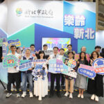 新北市政府形象館，於今（7）2026第三屆高齡健康產業博覽會亮相，今年攜手12局處，以「心伴樂齡」、「動齡共好」及「銀齡出發」三大主題呈現高齡推動成果。（圖：新北市政府經發局／提供）