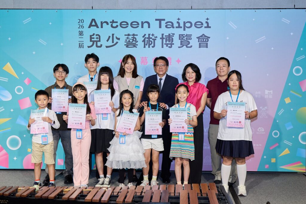 第二屆 Arteen Taipei 兒少藝術博覽會開幕典禮上，總統府秘書長潘孟安與 Arteen Taipei 創辦人暨策展人王貞懿等貴賓，和兒少參展者共同合影。圖/墨兒藝術提供