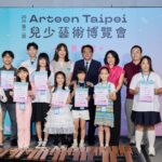 第二屆 Arteen Taipei 兒少藝術博覽會開幕典禮上，總統府秘書長潘孟安與 Arteen Taipei 創辦人暨策展人王貞懿等貴賓，和兒少參展者共同合影。圖/墨兒藝術提供