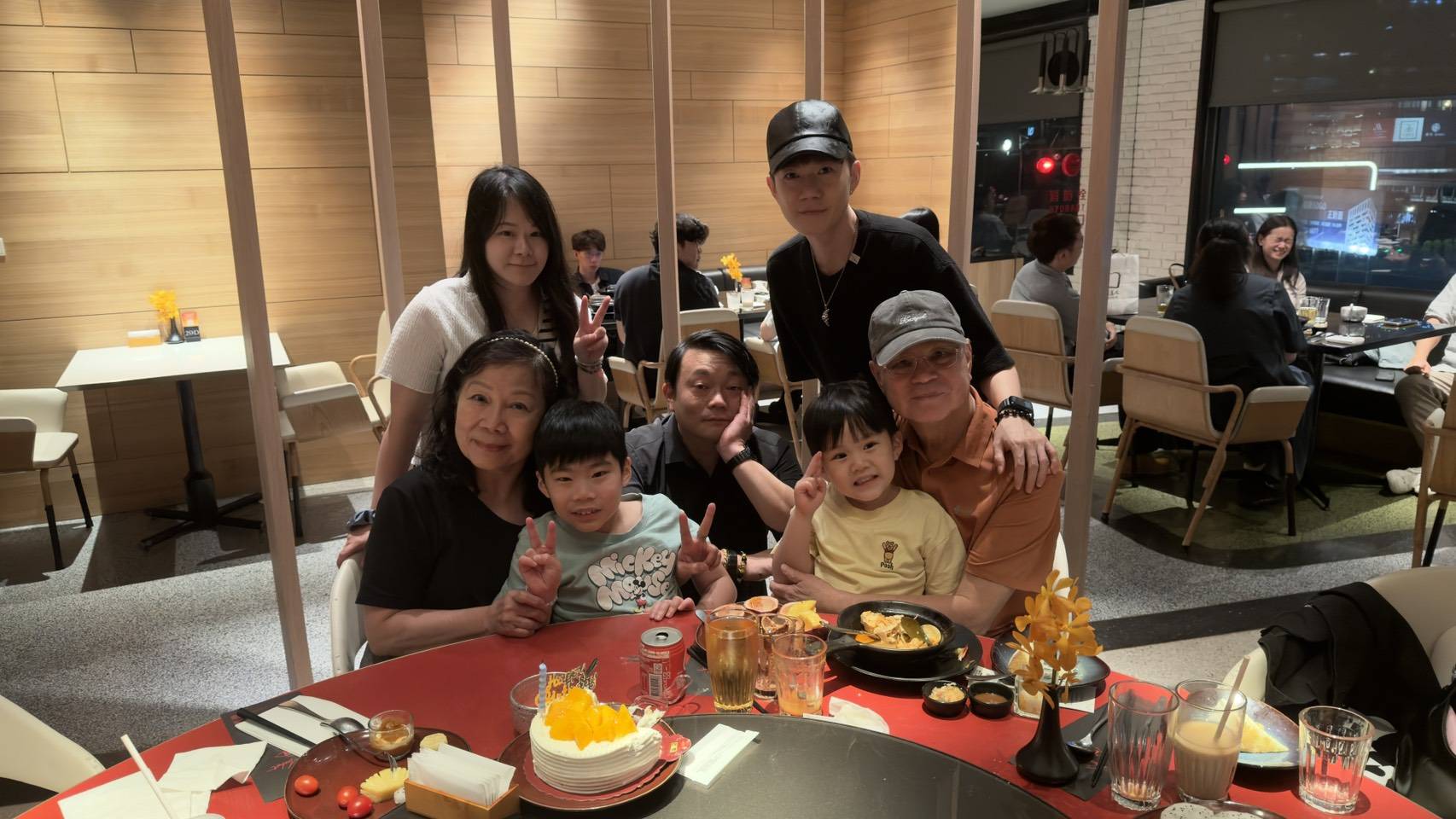 藝人李岳與爸爸和家人感情相當好,會利用空閒時間帶他們吃飯、旅遊。(圖/李岳提供)
