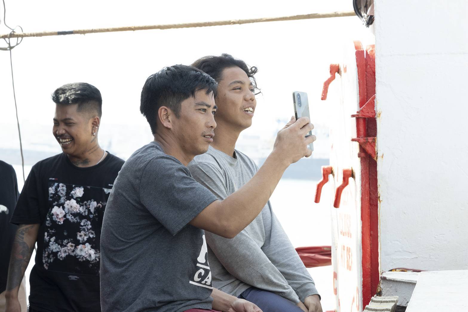 保障外籍漁工海上通訊權益。圖/漁業署提供