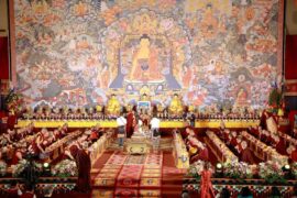 2026法會現場，法會主壇全景，中央恭奉釋迦牟尼佛等聖眾大唐卡，兩側僧眾依序安座誦經修法，壇場莊嚴隆重。中華蓮花雨顯密佛學會/提供