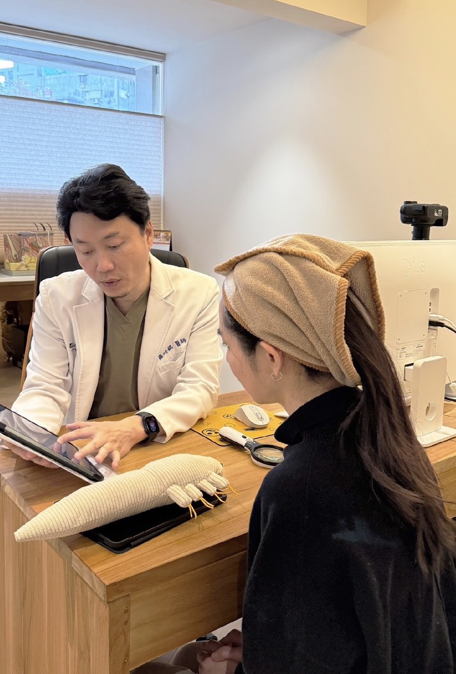 羅峙錕院長透過皮膚檢測結果與患者進行說明,依個人膚況評估治療方向,強調醫學美容應建立於完整診斷與個人化規劃。(圖/記者郭嘉攝)