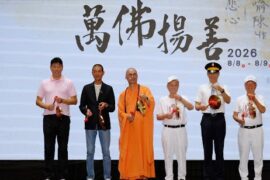 桃園景福宮李詩明總幹事（右一）、台北車站何彬豪站長（右二）、桃園景福宮蘇家明副主委（右三）、法藏大和尚、蔡咏鍀董事長、 國體大桑茂森教練（左一）揭開 2026 第四屆萬佛揚善活動序幕。圖／宗聯會