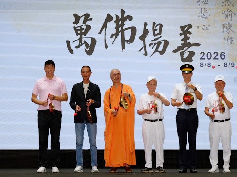桃園景福宮李詩明總幹事(右一)、台北車站何彬豪站長(右二)、桃園景福宮蘇家明副主委(右三)、法藏大和尚、蔡咏鍀董事長、國體大桑茂森教練(左一)揭開 2026 第四屆萬佛揚善活動序幕。圖/宗聯會