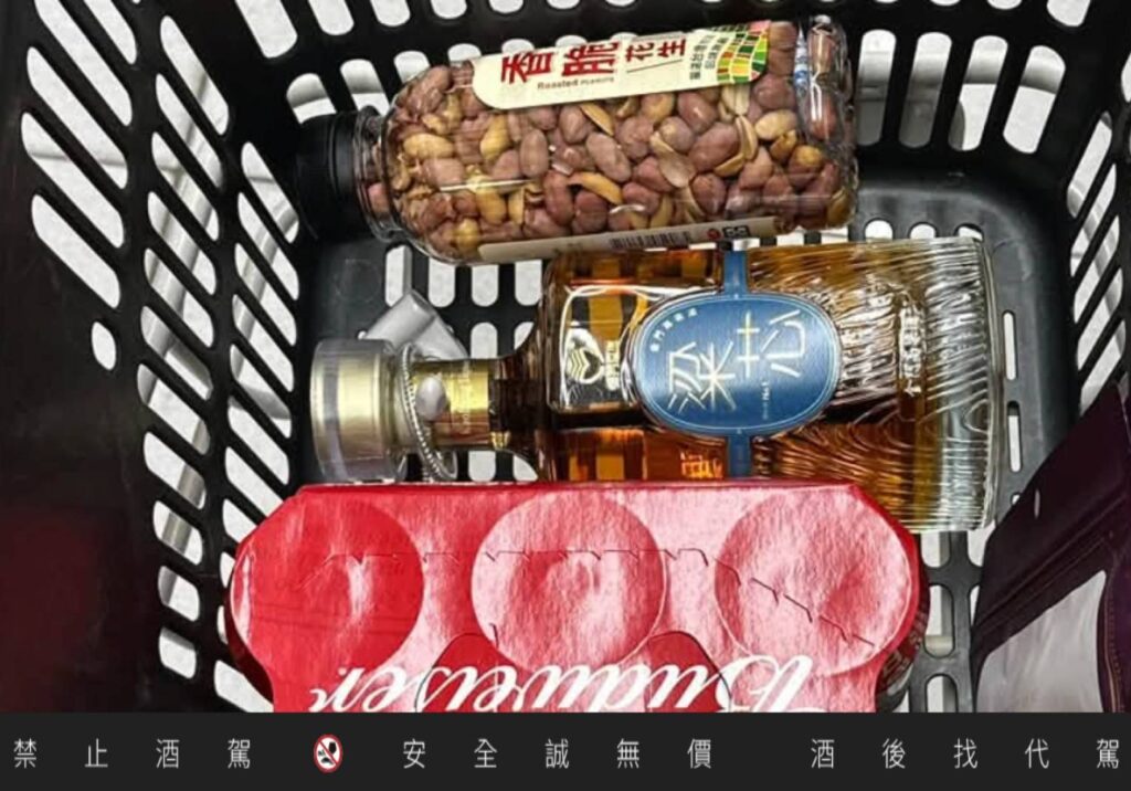 近日網友到全聯購買酒水時，看到一罐高粱酒瓶子內塞一根木頭，讓他感到非常新奇。（圖/我愛全聯好物老實說）