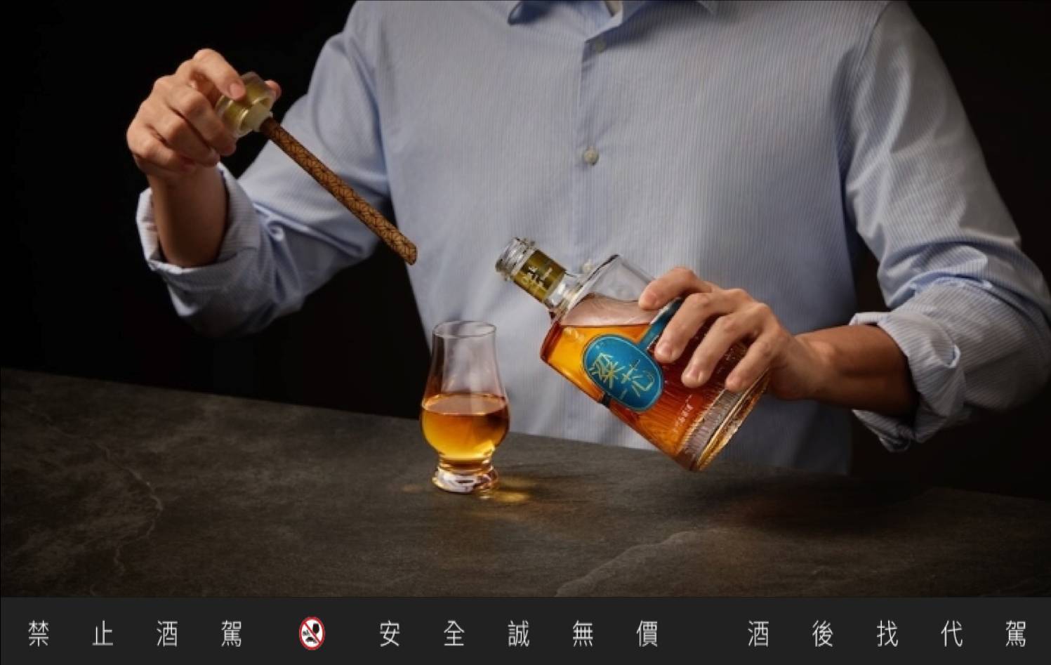 黑松公司與金門酒廠在今年 7 月聯手推出的破格新品「粱芯金門高粱酒」,瓶中的木頭大有來頭,使用的是百年樹齡的「橡木芯條」。(圖/黑松公司官網)