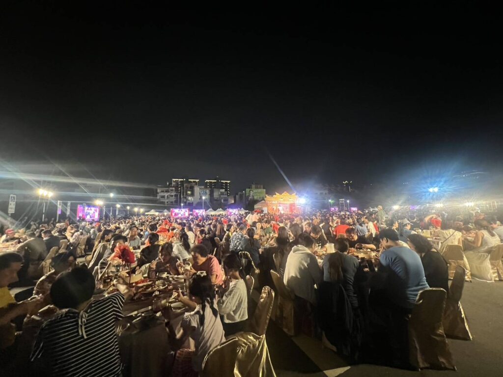 台南最近舉辦「鍘美藝術節」活動，後三天總計辦桌超過750桌，菜色非常豐盛，現場人山人海。（圖/Threads）
