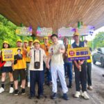 游順評完成參選臺中市政府環境保臺中市政府環境保護局護局登記，游旺欉與鄉親們一起冒雨到場陪同、加油，象徵選戰正式起跑。(圖/現場拍攝)
