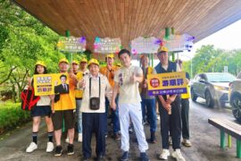 游順評完成參選臺中市政府環境保臺中市政府環境保護局護局登記，游旺欉與鄉親們一起冒雨到場陪同、加油，象徵選戰正式起跑。(圖/現場拍攝)