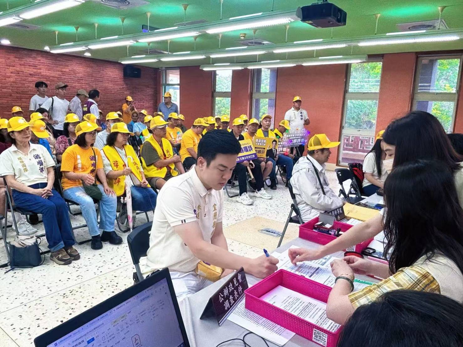 游順評在支持者陪同下辦理參選登記程序,從密集走訪地方到正式登記,進入接受選民檢驗的新階段。(圖/現場拍攝)