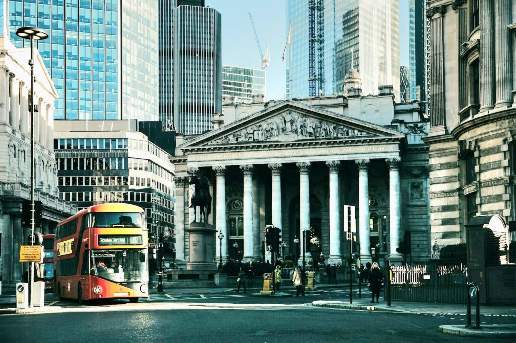 全球金融股今年受到資金關注，00998A持股橫跨英國、美國、荷蘭與義大利等市場。（示意圖／unsplash）