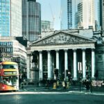 全球金融股今年受到資金關注，00998A持股橫跨英國、美國、荷蘭與義大利等市場。（示意圖／unsplash）