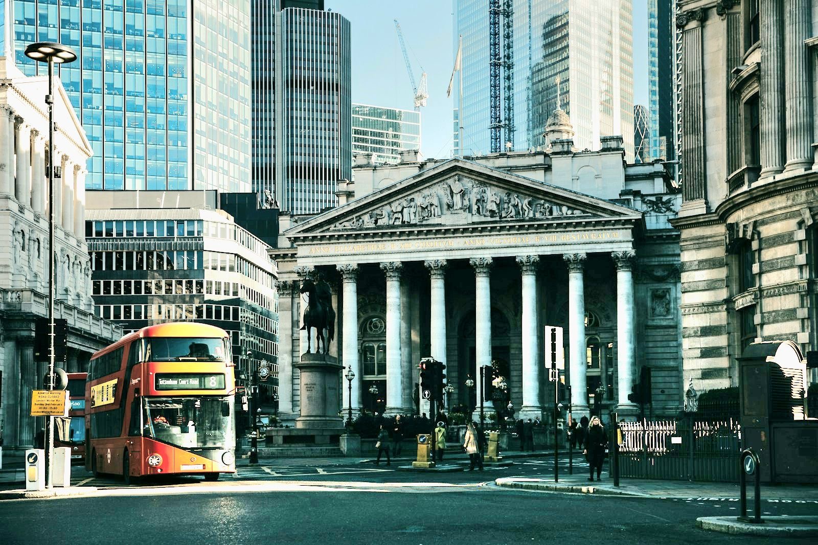 全球金融股今年受到資金關注,00998A持股橫跨英國、美國、荷蘭與義大利等市場。(示意圖/unsplash)