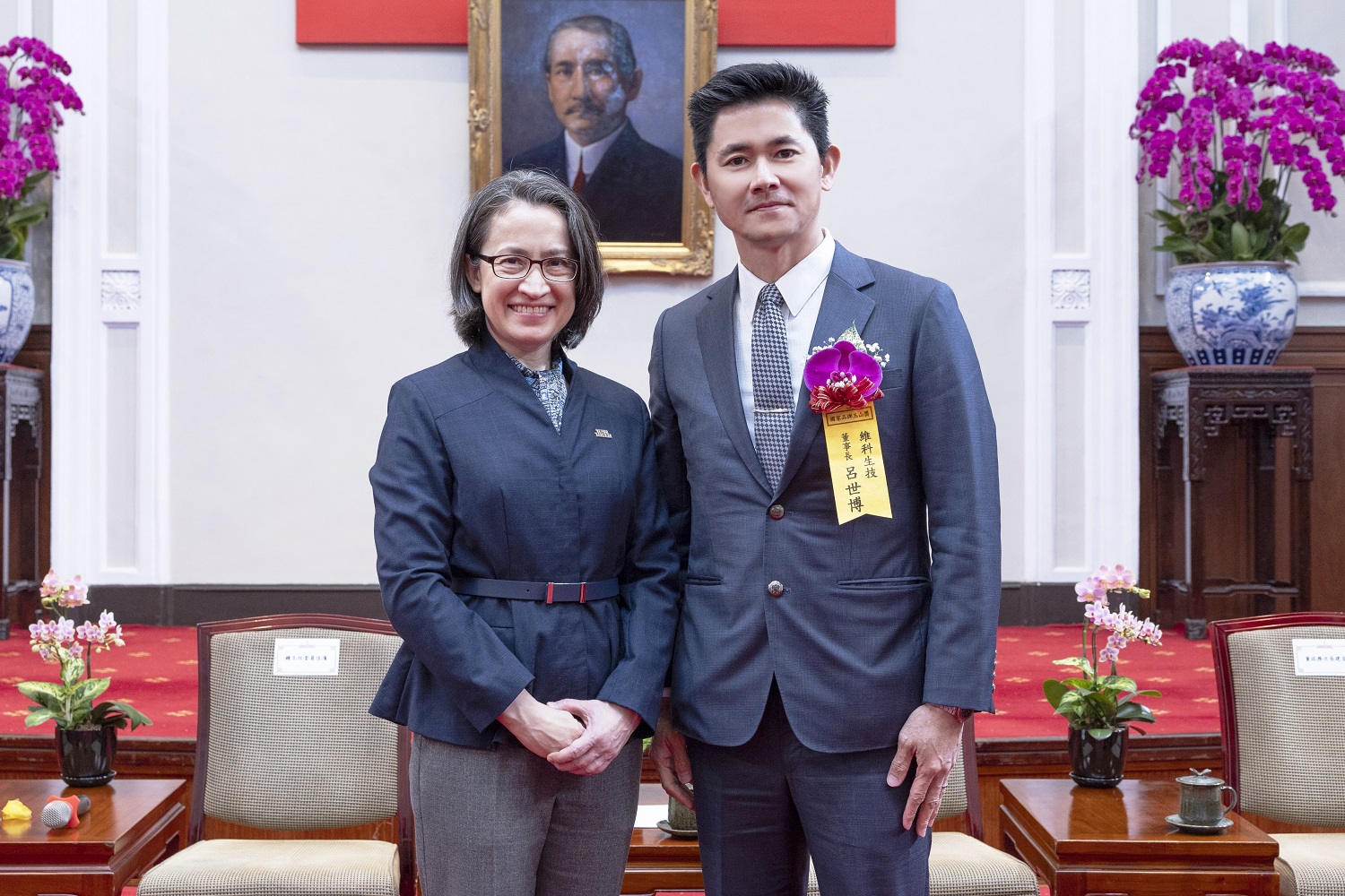 副總統蕭美琴(左)與婕樂纖創辦人呂世博(右)合影。婕樂纖/提供