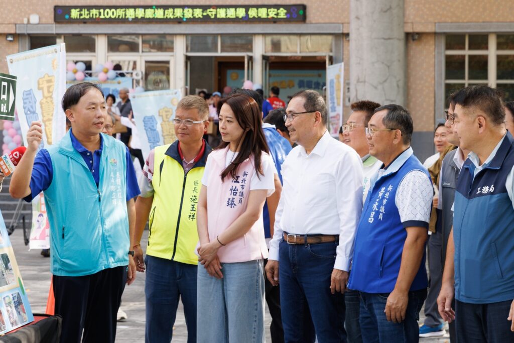 新北通學廊道改善8年完成100校，超越原訂80校目標。侯友宜肯定市府團隊跨局處合作，持續打造安全舒適的人行環境。(圖/主辦單位提供)