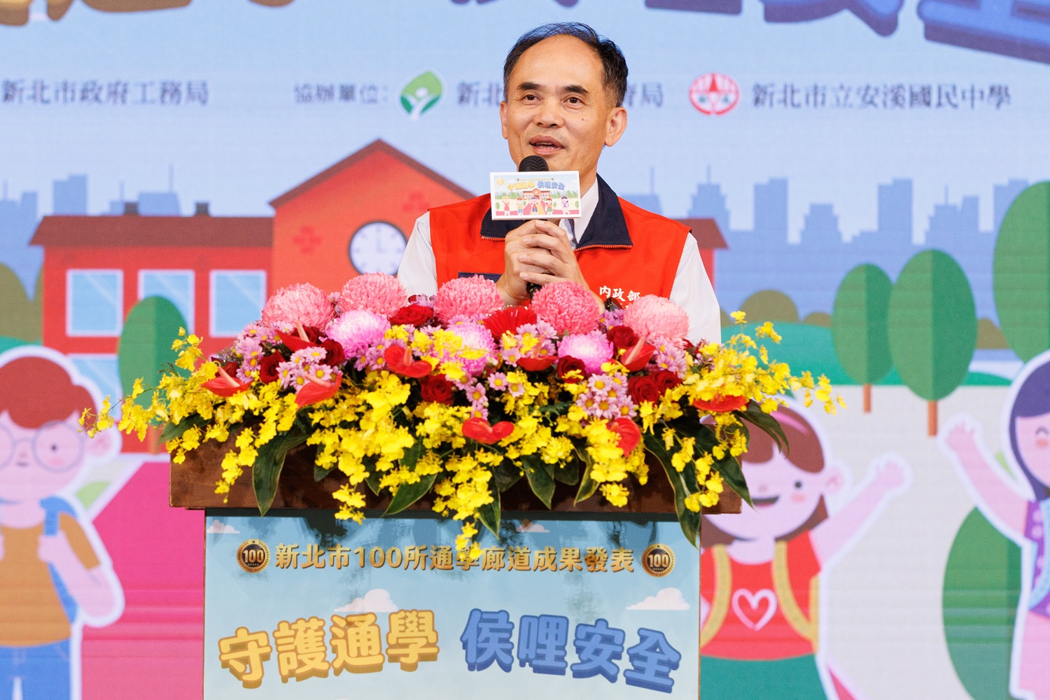 養工處長鄭立輝現場說明,安溪國中周邊拆除原有人行陸橋,重新整併設施、拓寬人行空間,同時融入三峽陶板及溪流意象,讓學生上下學走得更安全,也保留在地特色。(圖/主辦單位提供)