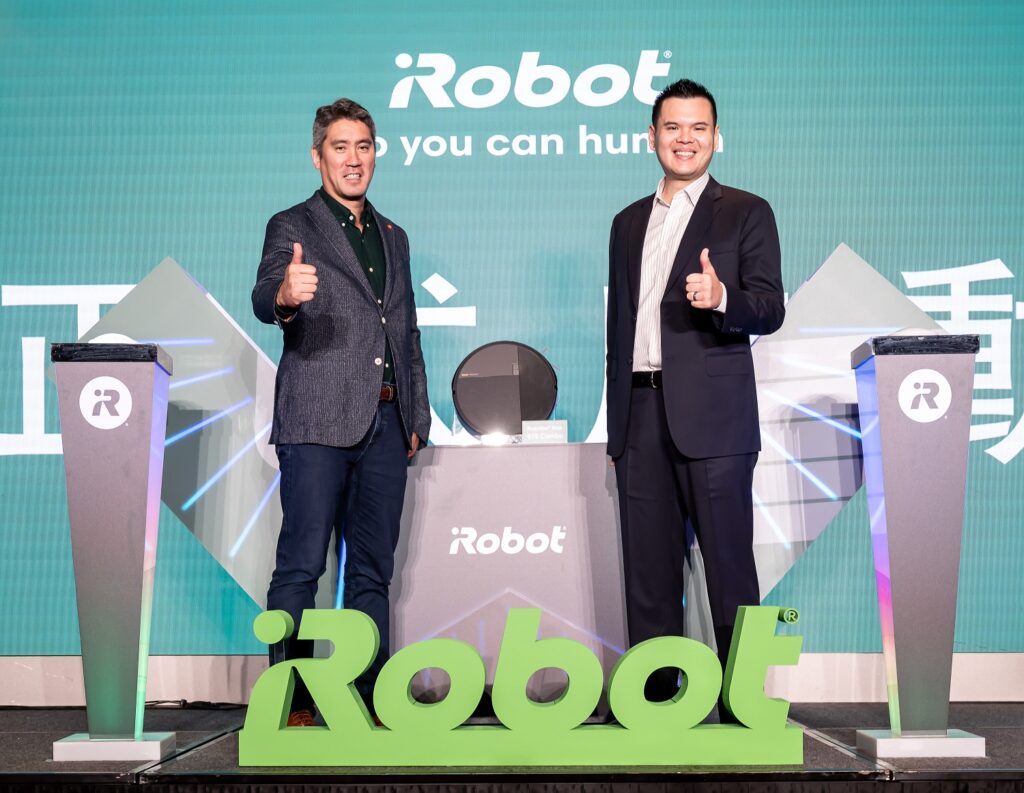 iRobot® 旗艦機型 Roomba® Max 875 Combo 正式在台亮相，由 iRobot® 品牌原廠團隊與台灣總代理 HDC 來思比科技共同揭曉。（左起為 iRobot® 副總裁暨亞太區總經理 Takeshi Yamada（山田 毅）、HDC 來思比科技總監 Thomas）