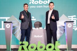 iRobot® 旗艦機型 Roomba® Max 875 Combo 正式在台亮相，由 iRobot® 品牌原廠團隊與台灣總代理 HDC 來思比科技共同揭曉。（左起為 iRobot® 副總裁暨亞太區總經理 Takeshi Yamada（山田 毅）、HDC 來思比科技總監 Thomas）