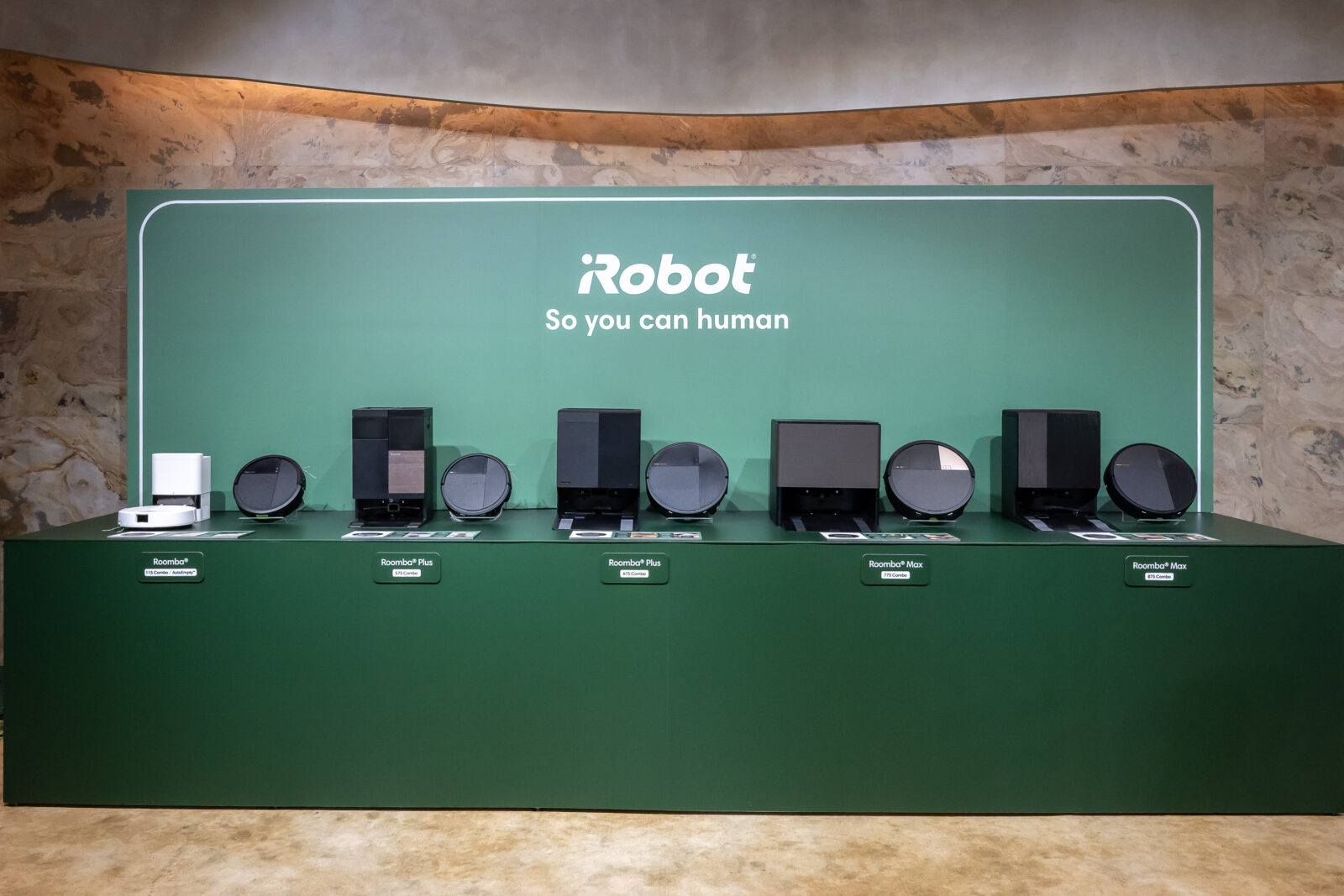 iRobot® Roomba® Max 875 Combo、Max 775 Combo、Plus 675 Combo、Plus 575 Combo 與 115 Combo 五大系列齊發,讓每一種生活都有剛好的掃拖機器人。