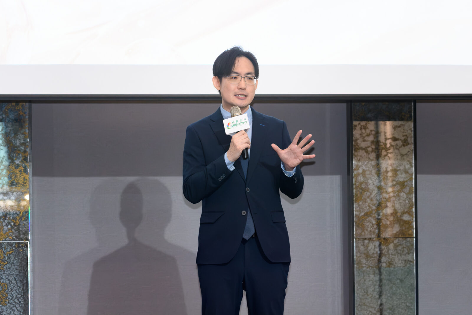 綠茵生技總經理暨執行長徐榜奎博士博士分享國際原料合作策略,以自主研發為基礎,持續串聯海外原料技術與台灣品牌開發需求。圖/綠茵生技提供