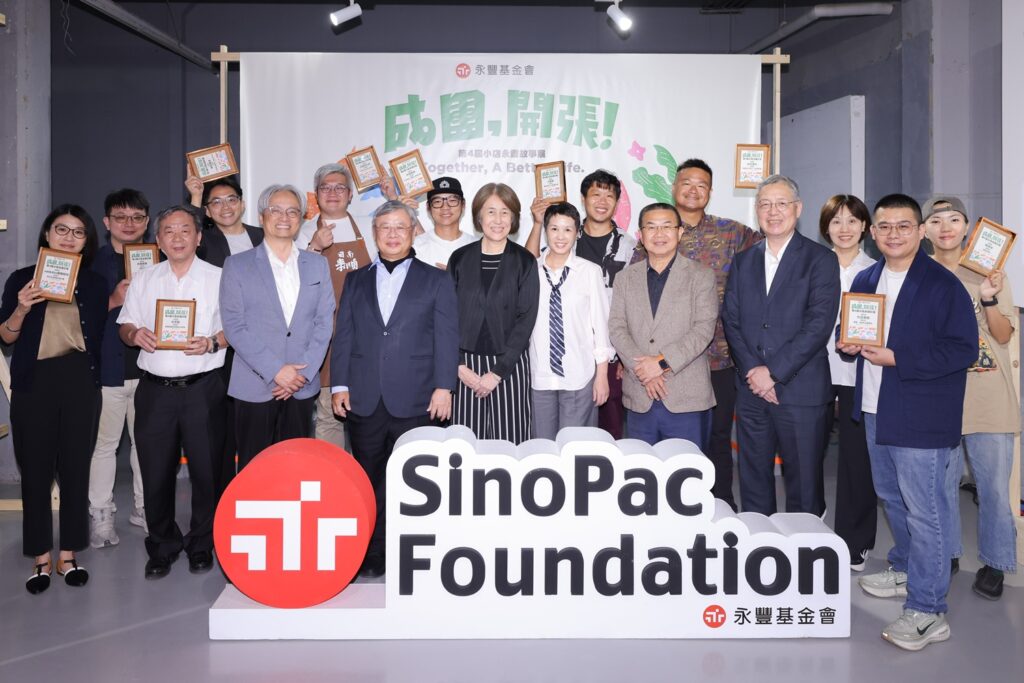 獲選小店代表手持獎牌，與出席貴賓於「成團，開張！」主視覺前合影。(圖/主辦單位)